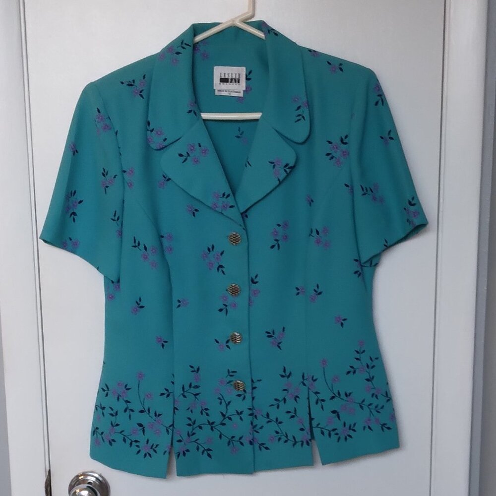 Leslie Fay Women's Short Sleeve Blouse Size 10 Blue with Purple Flowers